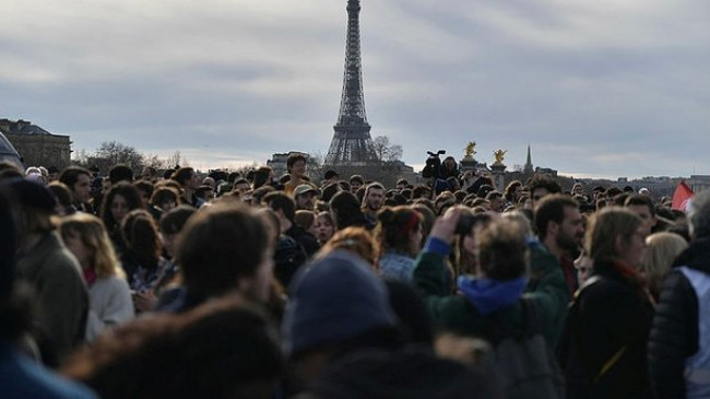 Paris’te emeklilik reformu karşıtlarının gösterisinde 120 kişi gözaltına alındı