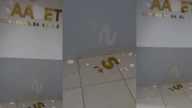 Parti tabelası kırıldı, duvarlara zarar verildi