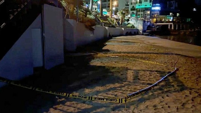 Plajda yürürken motosikletli saldırganın ateş açmasıyla öldü