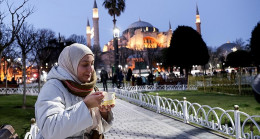 Sultanahmet Meydanı, ramazanın ilk iftarı için gelenlerle doldu