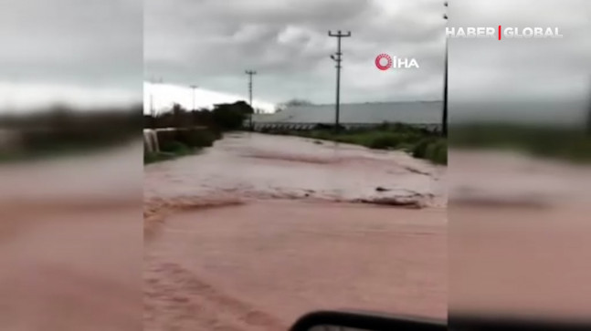Turuncu kodla uyarılan Antalya’da tarlalar ve yollar göle döndü: Restoranı sular basmış durumda…