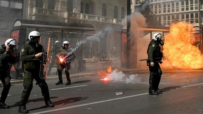 Yunanistan’da öfke dinmiyor! Tren kazasını protesto edenler polisle çatıştı