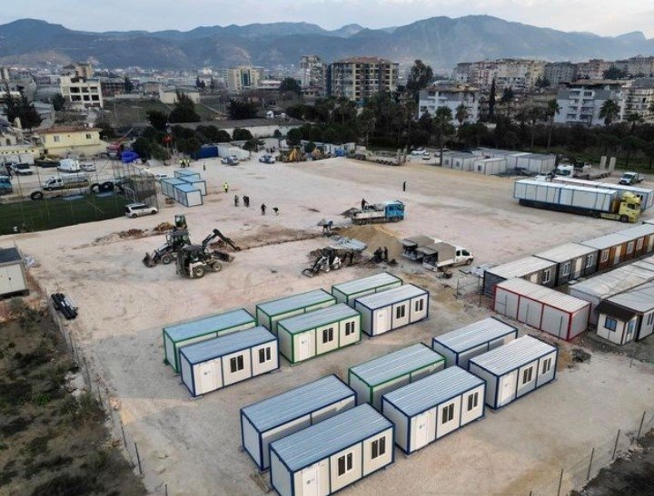 Gamze Özçelik depremzedeler için seferber oldu! Hatay’da konteyner kent kuruyor