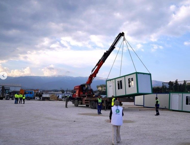 Gamze Özçelik depremzedeler için seferber oldu! Hatay’da konteyner kent kuruyor