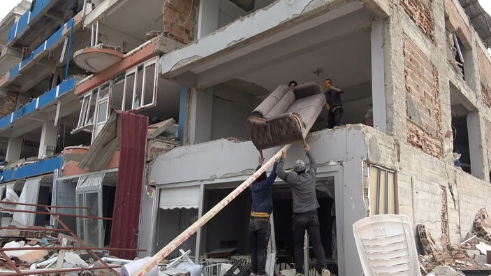 Hatay'da 5 kişi ağır hasarlı mobilya dükkanından eşya tahliyesi yaptı