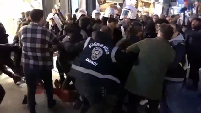 Kadıköy'de iki ayrı eyleme polis müdahalesi! Çok sayıda kişi gözaltına alındı