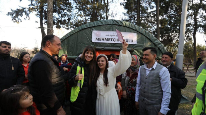 Kahramanmaraş'ta depremzede çift, çadır kentte evlendi