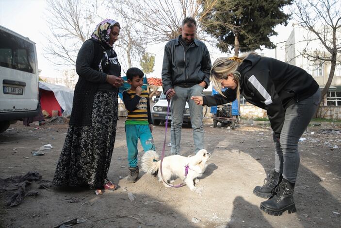Adıyaman'da enkazdan çıkardığı köpeği sahibi bulundu