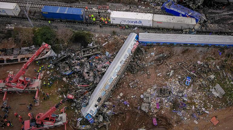 Yunanistandaki faciada, gece gündüze döndü Vagon sıcaklığı 1300 dereceye çıktı