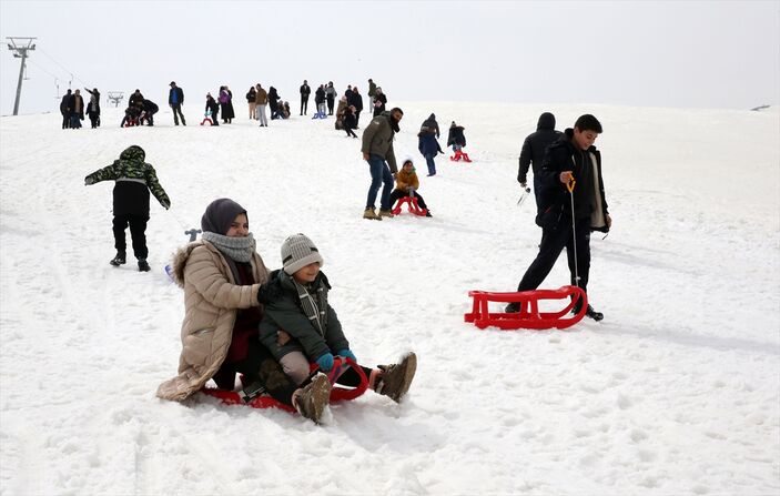 Bitlis'te depremzedeler kayak yaparak eğlendi