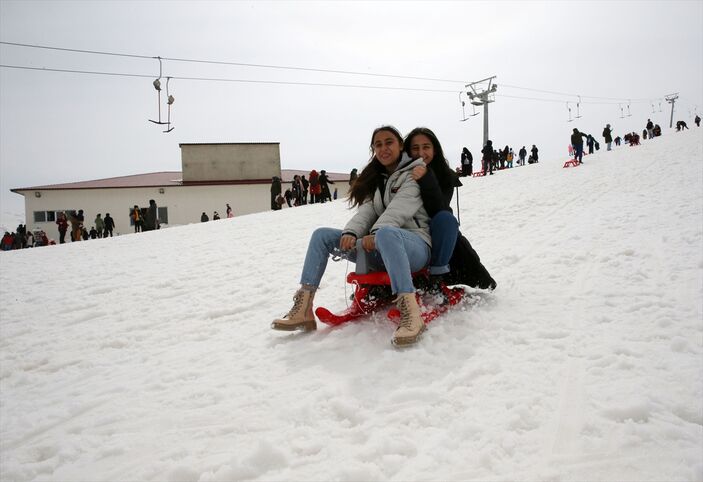 Bitlis'te depremzedeler kayak yaparak eğlendi