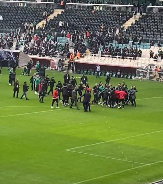 Olaylar dün gece başladı! Bursaspor-Amedspor maçı öncesi saha savaş alanına döndü