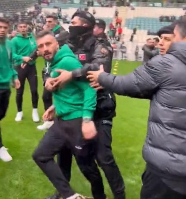 Bursaspor-Amedspor maçı öncesi saha savaş alanına döndü