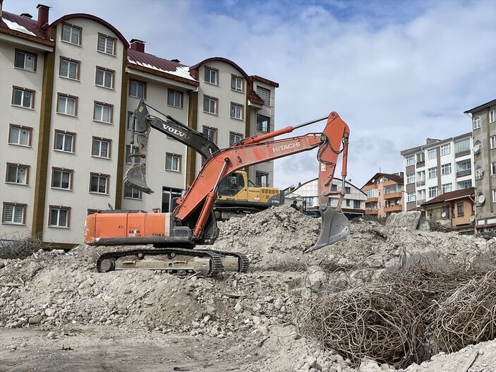 Bolu'da fay hattı üzerindeki binalar yıkılıyor