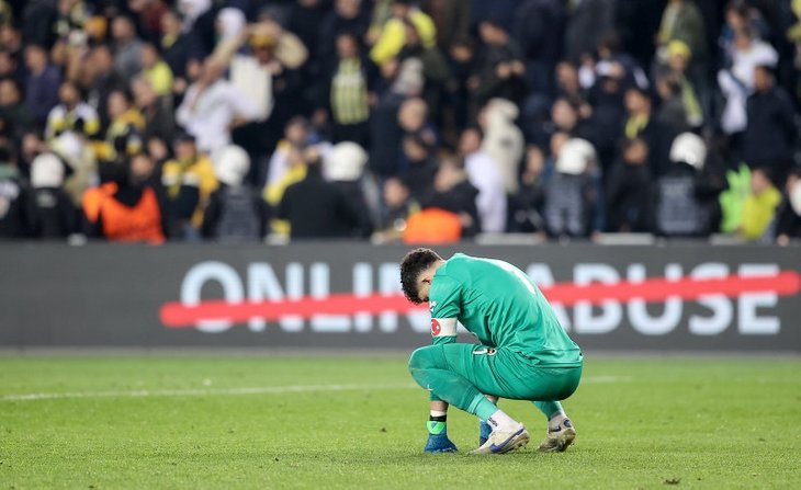 Fenerbahçe Sevilla maçı sonrası kıyamet koptu! Spor yazarlarından yaylım ateşi: Bir daha gelmeyin, 1 kuruş faydanız yok