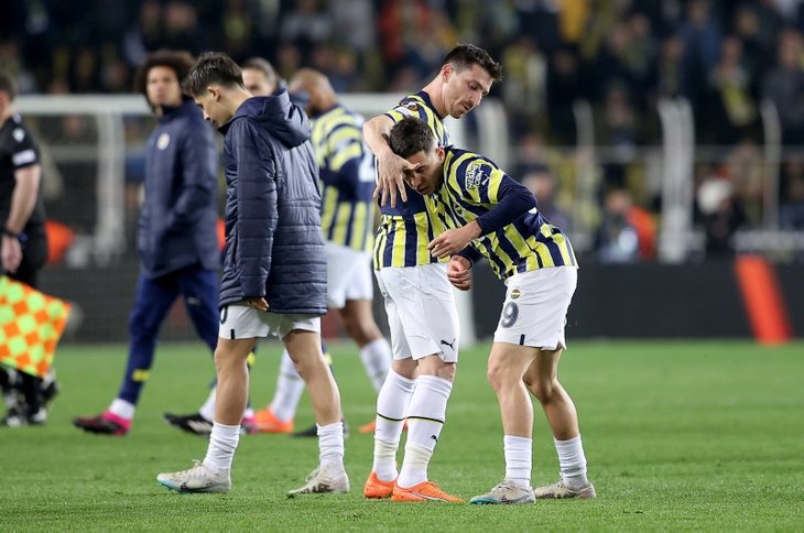 Fenerbahçe Sevilla maçı sonrası kıyamet koptu! Spor yazarlarından yaylım ateşi: Bir daha gelmeyin, 1 kuruş faydanız yok