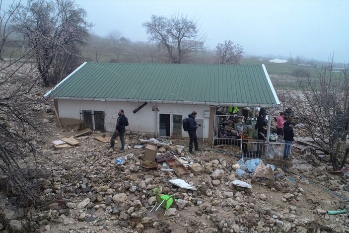 Adıyaman'da depremden kurtulup sığındıkları prefabrik evi sel bastı