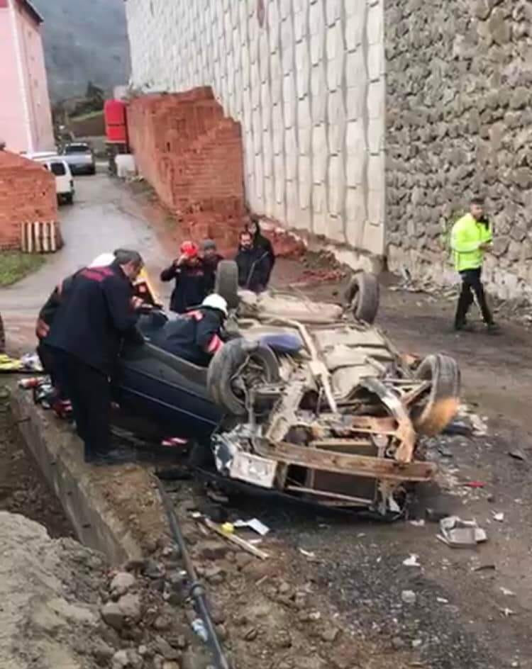 Trabzon'da feci kaza: Duvarı aşan otomobil yola düştü: Sürücü yaşamını yitirdi - Resim : 1