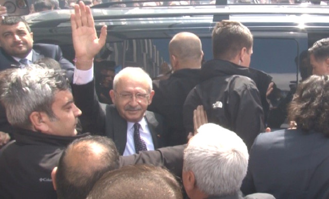 İzmir'de Kılıçdaroğlu'nu karşılayan grubun açtığı pankart dikkat çekti! Hoş geldiniz Cumhurbaşkanım