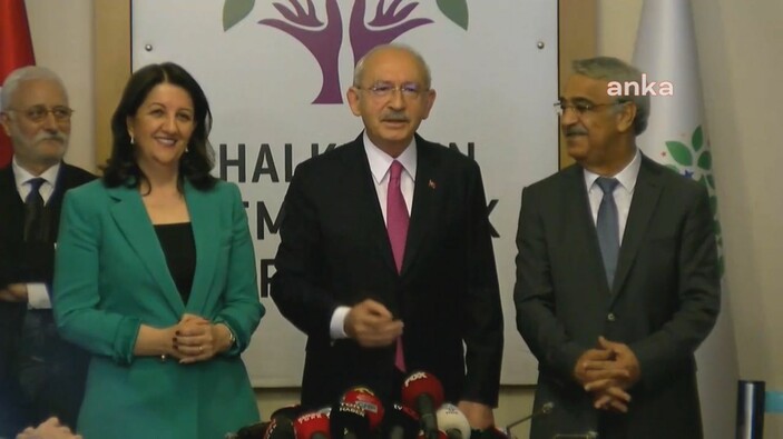 Pervin Buldan'ın Kemal Kılıçdaroğlu ile basın toplantısındaki mutluluğu