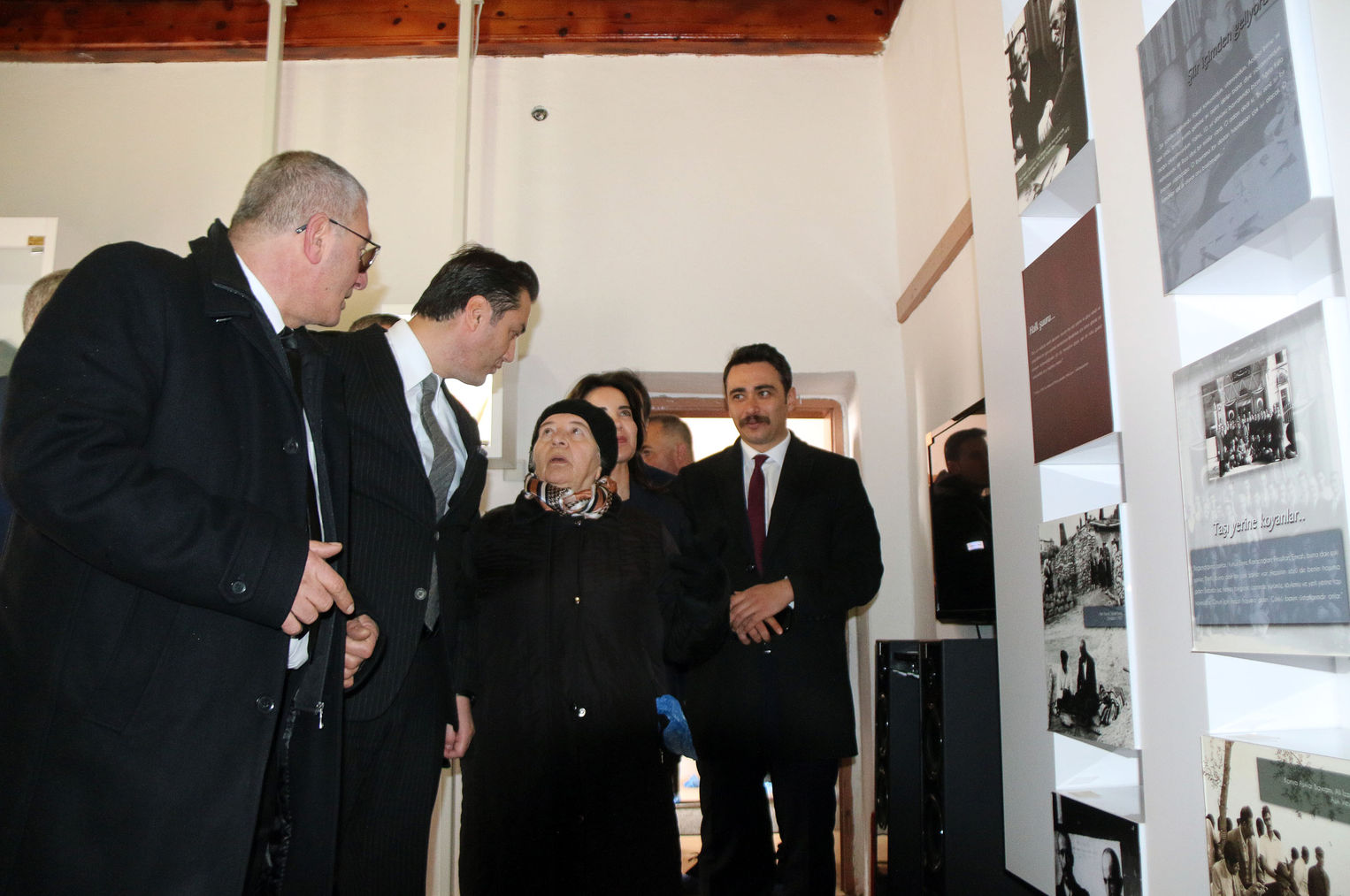 &Acirc;şık Veysel'in kızı Hayriye &Ouml;zer, babasının adına kurulan m&uuml;zeyi gezdi.