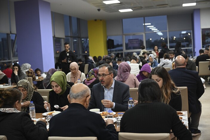 Mehmet Muharrem Kasapoğlu iftarını öğrenci yurdundaki depremzedelerle yaptı