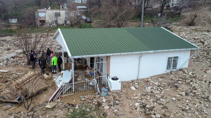 Adıyaman'da depremden kurtulup sığındıkları prefabrik evi sel bastı