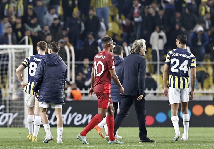 Fenerbahçe Sevilla maçı sonrası kıyamet koptu! Spor yazarlarından yaylım ateşi: Bir daha gelmeyin, 1 kuruş faydanız yok