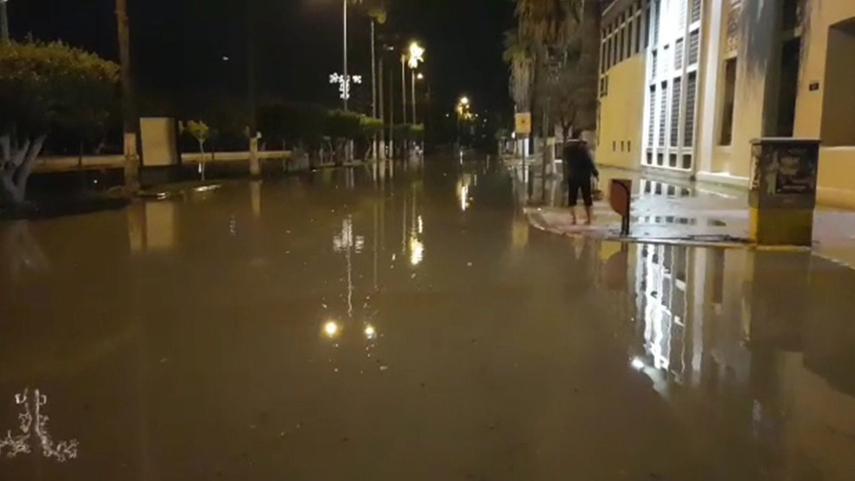 Depremin yerle bir ettiği İskenderun'da deniz yükseldi, ev ve iş yerlerini su bastı