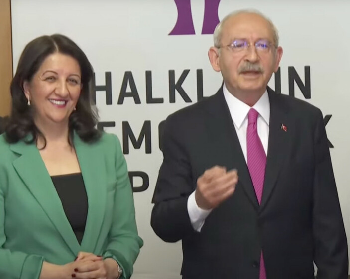 Pervin Buldan'ın Kemal Kılıçdaroğlu ile basın toplantısındaki mutluluğu